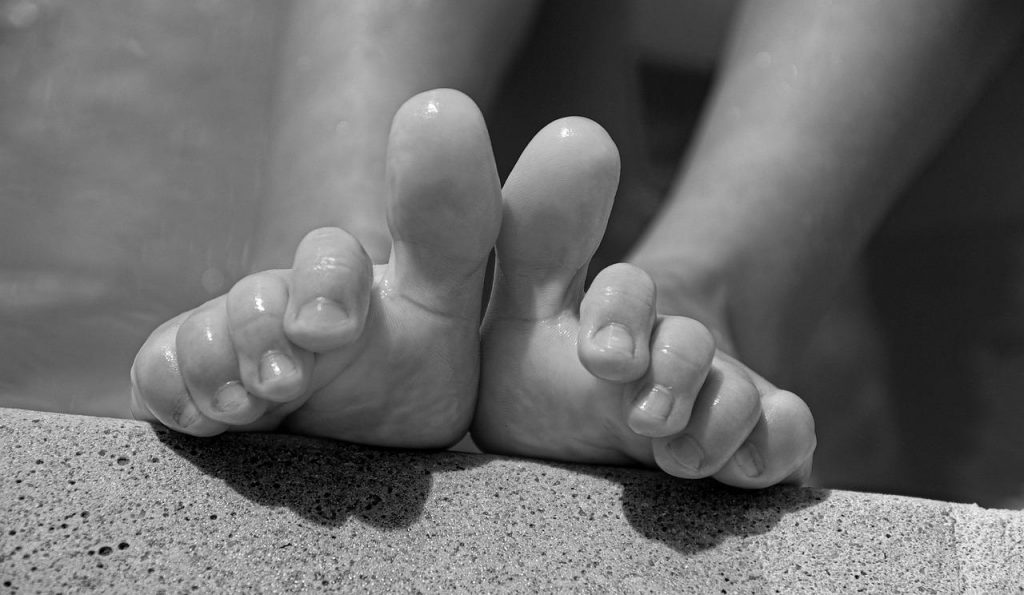 Feet Toes Barefoot Monochrome - jackmac34 / Pixabay